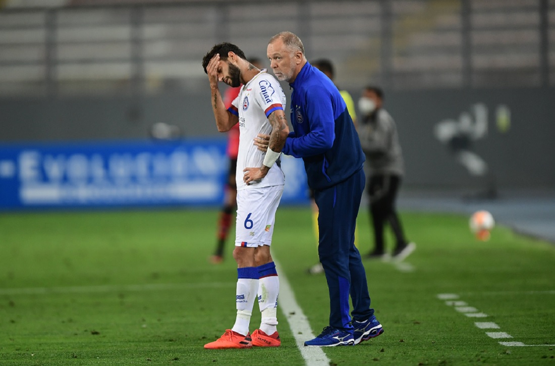 Mano Menezes passando instruções para Juninho Capixaba durante o jogo em Lima