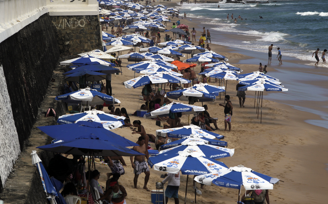 Apesar de estarem fechadas nos fins de semana, muitas praias têm registrado frequência alta também nesses dias.