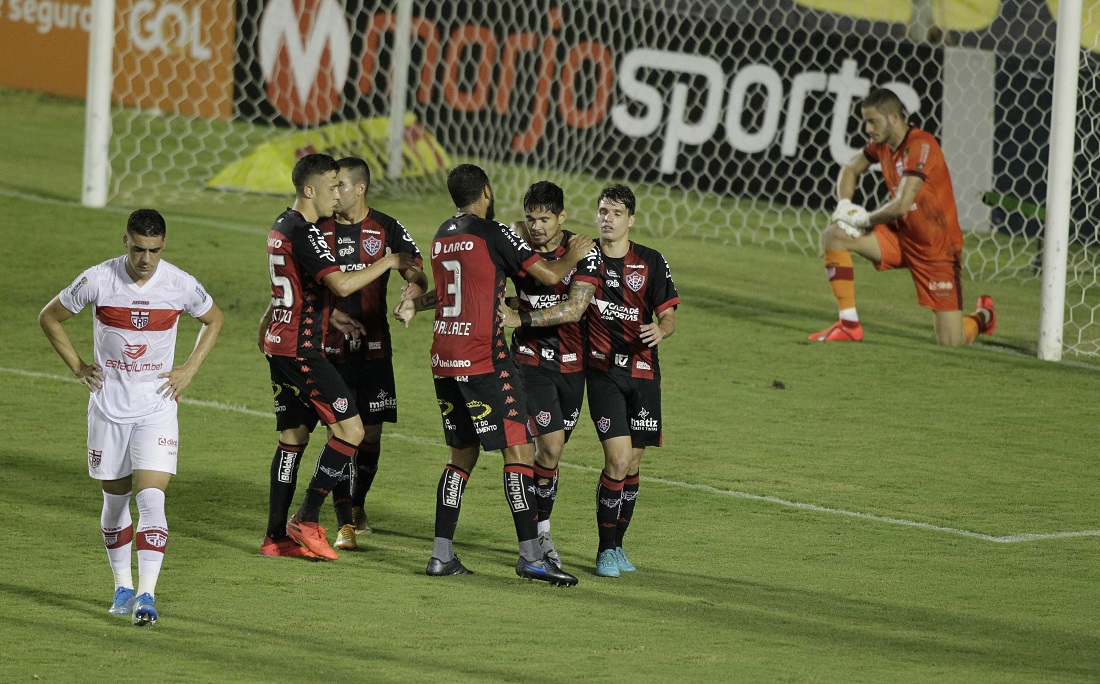 Jogadores do Vitória comemoram o gol da virada