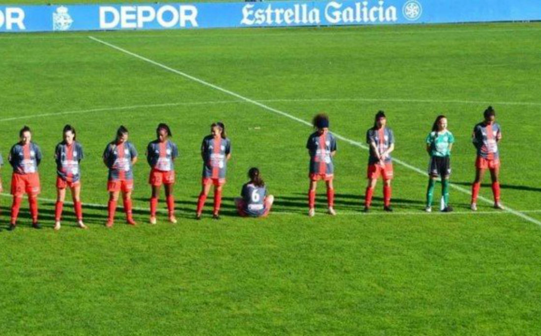 A camisa 6 ficou de costas e sentada durante o minuto de silêncio antes de partida na espanha
