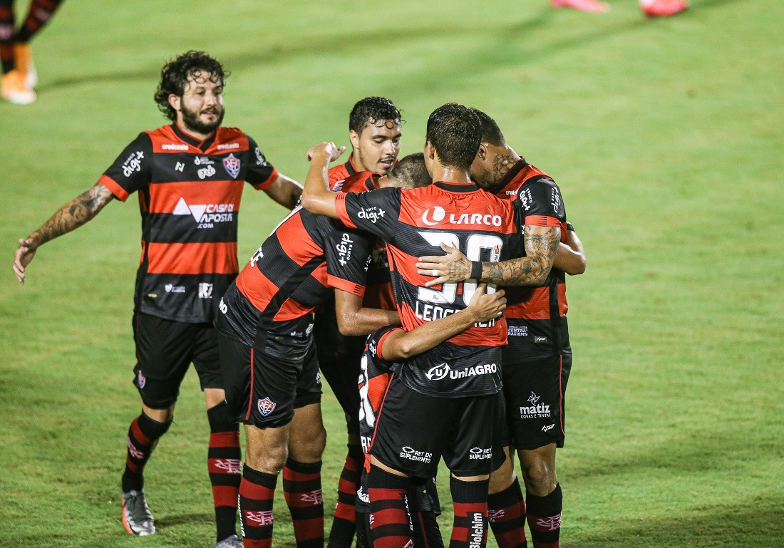 Jogadores do Vitória festejam triunfo diante do Botafogo-SP