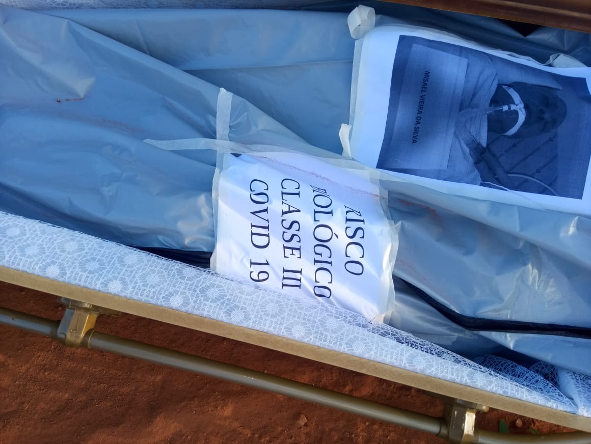Ao percorrer trecho não pavimentada, caixão caiu sem que motorista da funerária percebesse