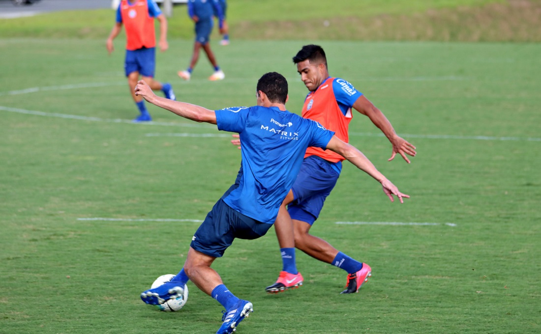 Rodriguinho disputa bola durante jogo-treino entre reservas e time de aspirantes do Bahia