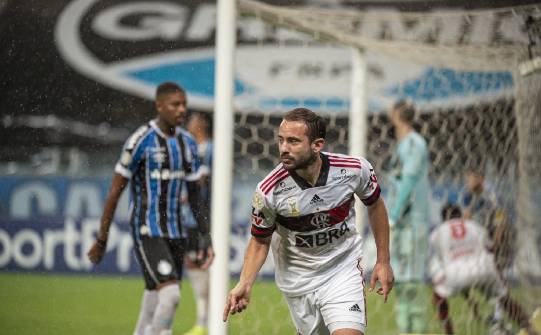Everton Ribeiro comemora gol marcado na virória do Flamengo sobre o Grêmio