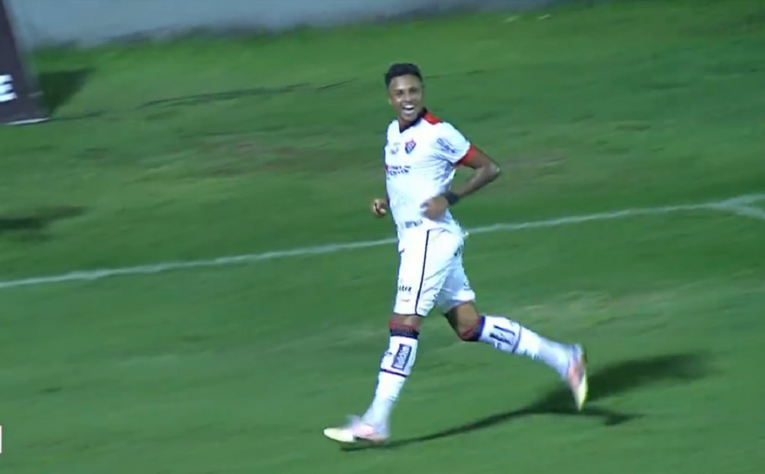 Samuel comemora primeiro gol da carreira, marcado contra o Brasil de Pelotas, no estádio Bento Freitas