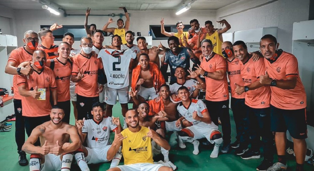 Elenco do Vitória posa pra foto no vestiário do estádio Bento Freitas após triunfo contra o Brasil de Pelotas