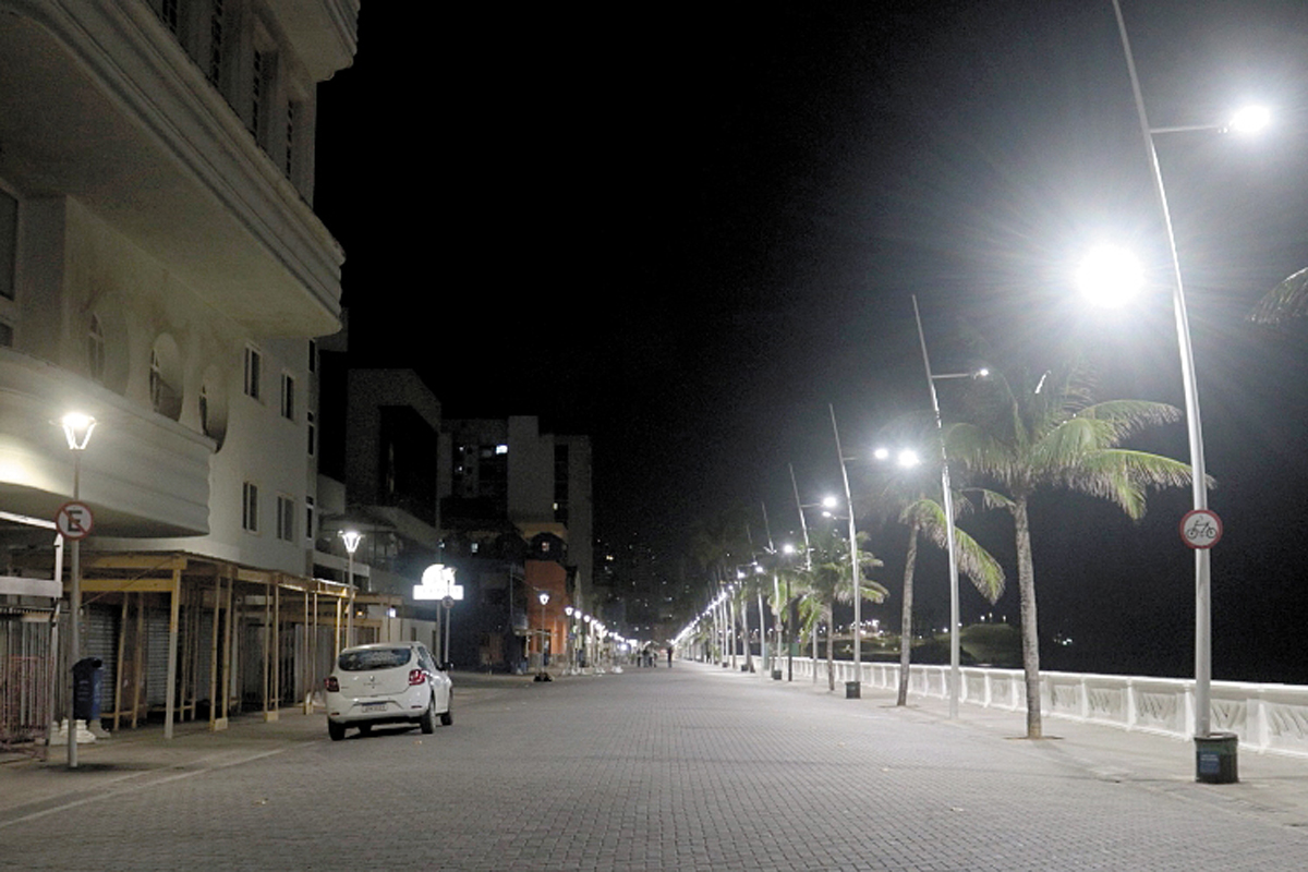 Ruas desertas na Barra após às 22h.