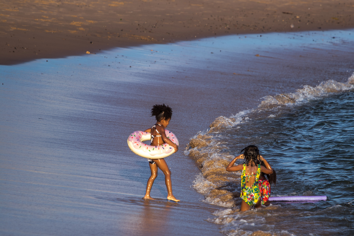 Muita gente foi aproveitar o último dia de praias abertas. (Praia de Ondina)