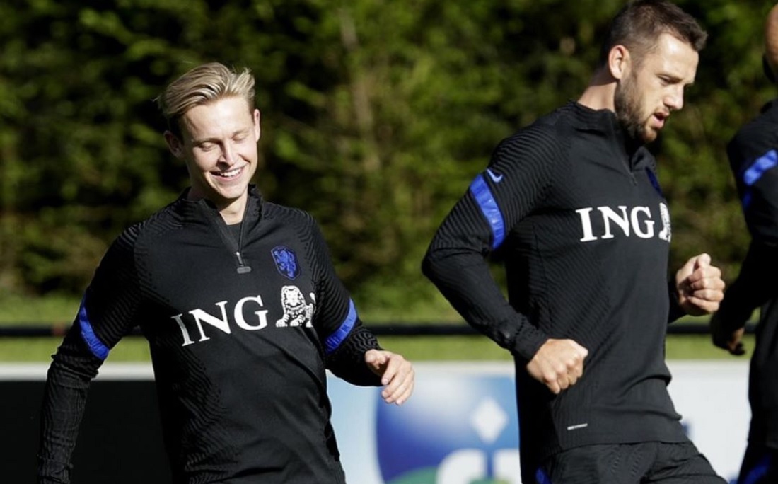 Frenkie De Jong, ao lado de Stefan de Vrij: meia confessou 'caos' no Barcelona